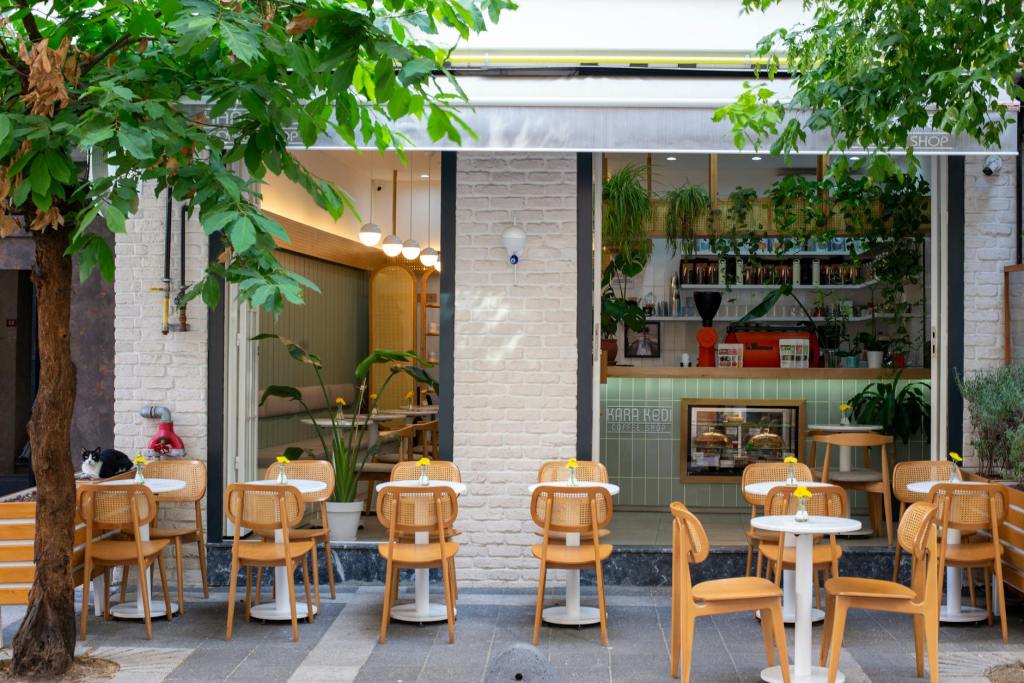 coffee shop with tables and chairs on the sidewalk